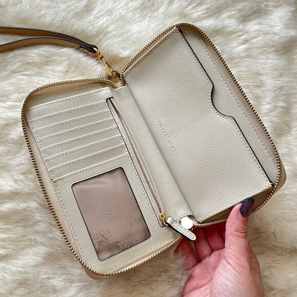 Authentic Michael Kors Jet Set Signature Logo Vanilla Cream Zip Wallet Wristlet - Picture 6 of 9